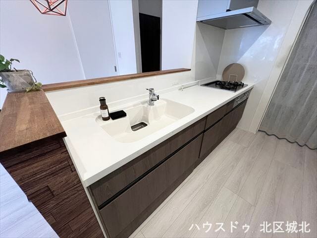 ワイドカウンターの対面キッチン。リビングを見渡せる開放的な設計。