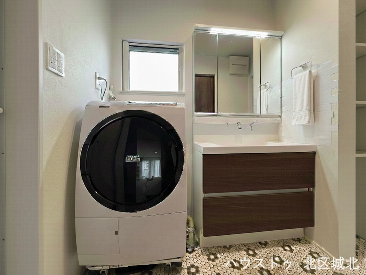 収納付き洗面台とランドリースペースがまとまった洗面所
※イメージ画像(実際の写真をもとに家具等をCGで除去したものになります)