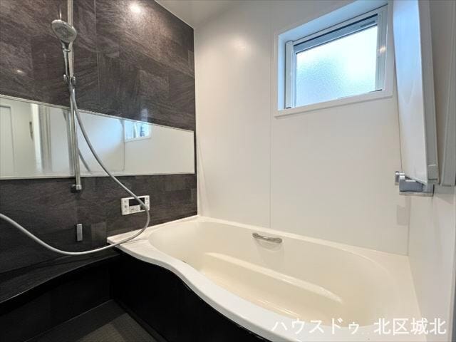 窓付きで換気しやすい明るい浴室。高級感あるパネルで、ゆったり快適なバスタイムを楽しめます。
※イメージ画像(実際の写真をもとに家具等をCGで除去したものになります)