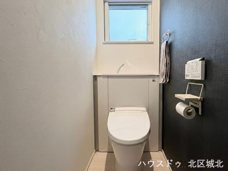 窓付きで換気しやすい清潔感のあるトイレ。温水洗浄便座付きで、毎日を快適に使えます。