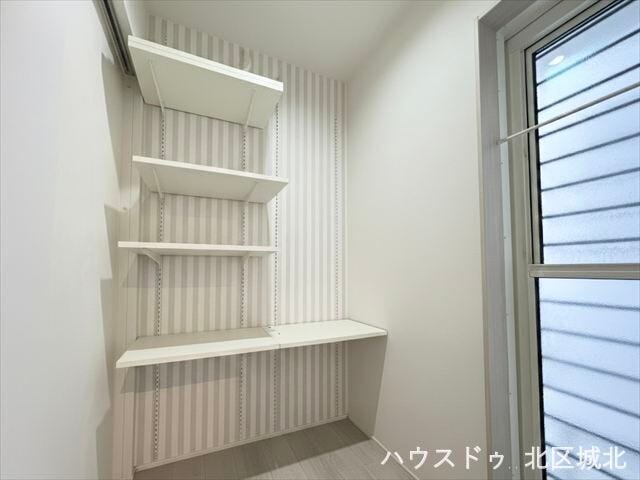 キッチン横のパントリー収納。買い置きや調理器具の整理に最適。
※イメージ画像(実際の写真をもとに家具等をCGで除去したものになります)