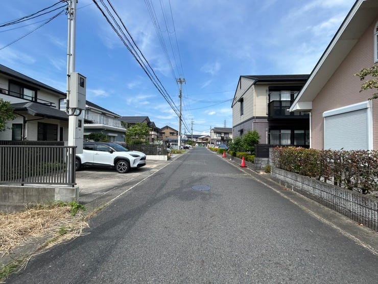 前面道路は6m以上ございます。