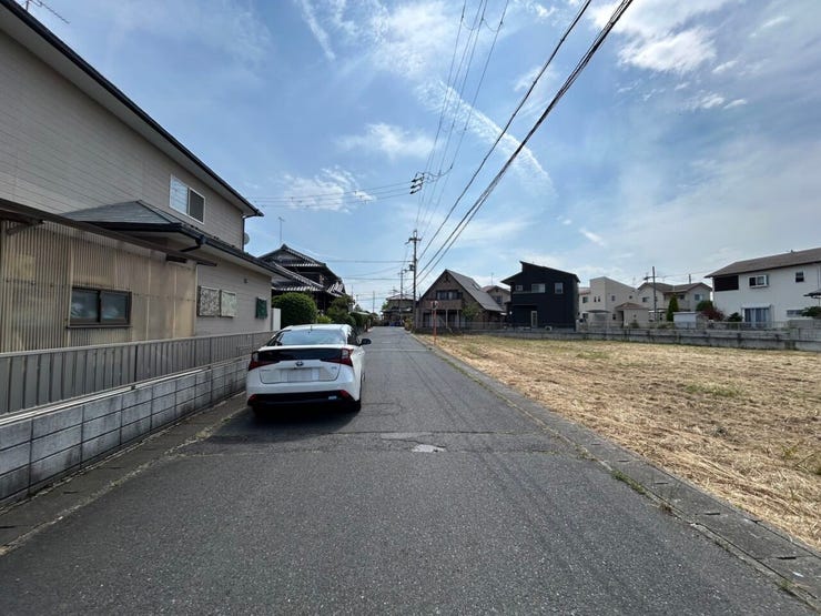 前道は広く、間口も12m以上ございますので車の出し入れもスムーズです。