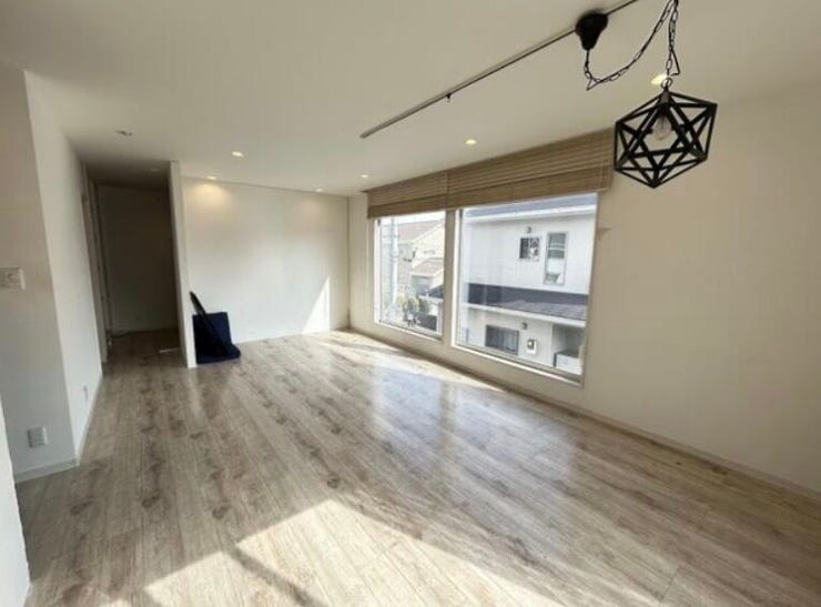 洋室はゆとりの24帖。寝室としてはもちろん、書斎や趣味スペースを設けても余裕のある広さです。ウォークインクローゼット付きで、空間をすっきりと使えます。