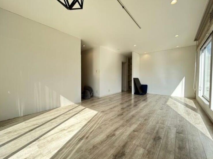 主寝室+ワークスペースなど多目的に活用可能です。ウォークインクローゼット付きで収納力も高く、生活感を抑えた空間が叶います。