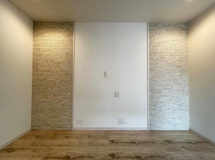 空間にメリハリとデザイン性をプラス。シンプルながらも印象に残る仕上がりで、家具やインテリアが映える、落ち着きのある空間になっています。