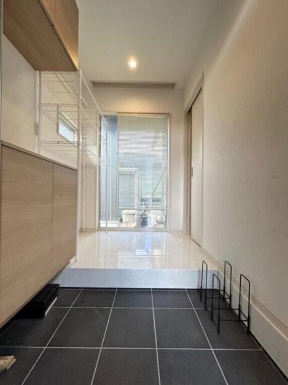 家族分の靴もしっかり収まる、使い勝手の良い収納になっています。ブラックタイルは汚れが目立ちにくいく、お手入れもしやすい素材です。