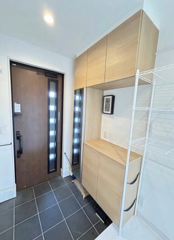 玄関にはシューズボックスを設けました。靴やブーツはもちろんや靴磨き・雨具・洋服のにおい取りスプレー・などもしまっておけます。来客時にきれいな玄関は誰にも嬉しいものです。