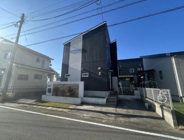 ブラック×ホワイトのコントラストが、都会的で飽きの来ないデザイン性を演出します。