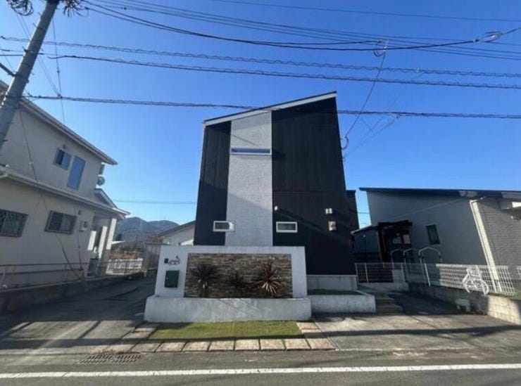 直線的なフォルムと配色が印象的で、周辺との差が付くスタイリッシュな外観です。