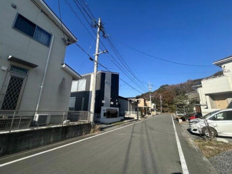 周辺には同時期に建てられた住宅が立ち並び、街並みに統一感のある落ち着いた住環境です。