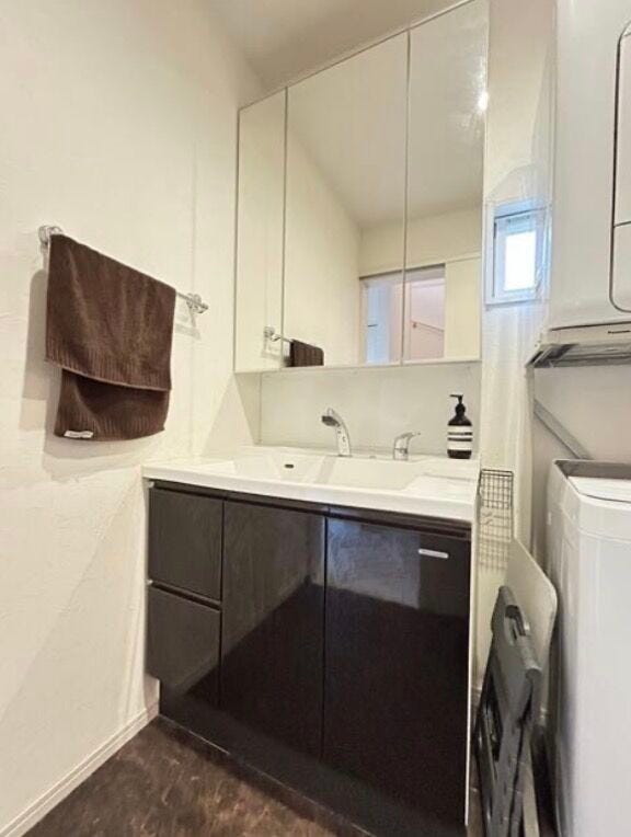 三面鏡付き洗面化粧台は、身支度がしやすく収納力の充実しています。鏡裏に化粧品やスタイリング剤・ドライヤー・ブラシなどの小物をすっきりしまえて生活感を隠せ、清潔感のある洗面空間を保てます。