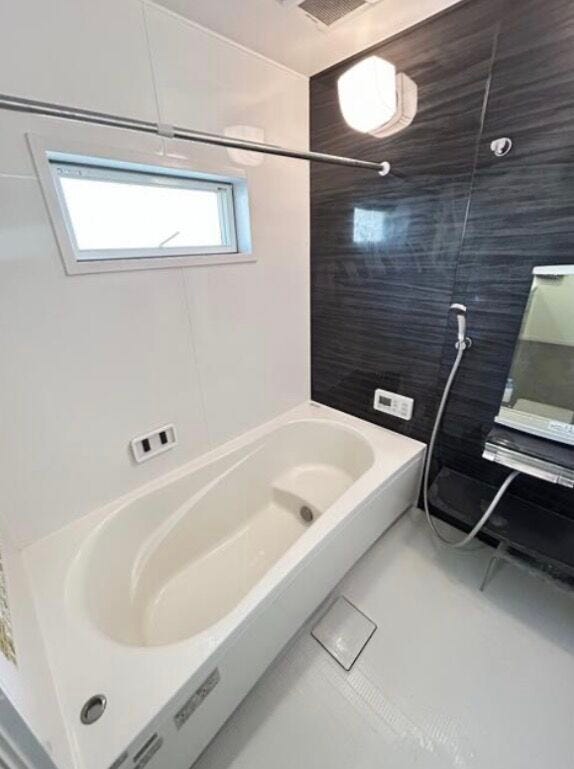 ゆったりとしたユニットバスです。足をのばして入れるので疲れも癒されそうですね。