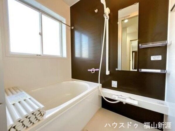 ゆったりできる大きい浴槽を使用。
窓もあるので換気もできます♪