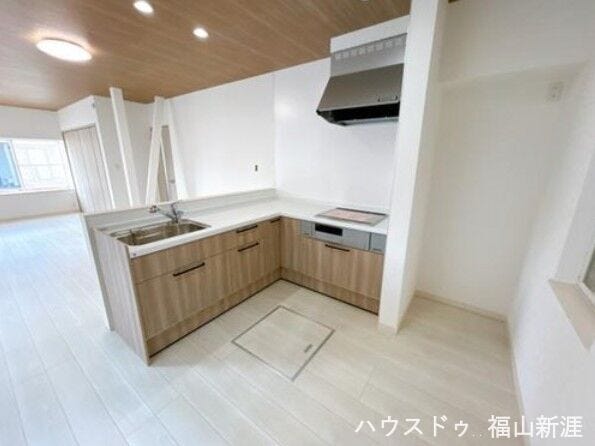 L型のシステムキッチン♪作業動線が短く効率よく動けます。2人で楽しみながら料理もできます!