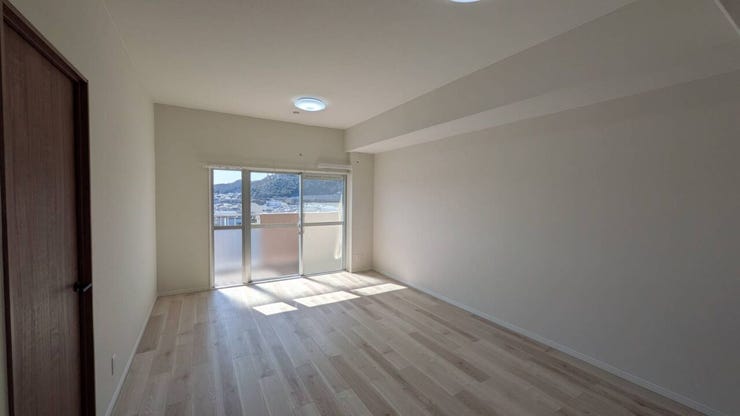 フローリングや建具も一新し、広々&綺麗なリビングです