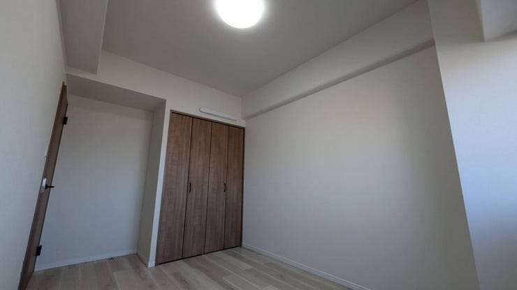 北側5.7帖の洋室