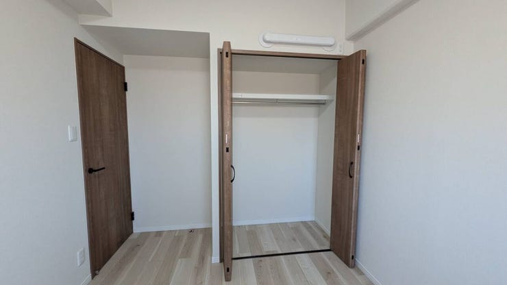 北側5.7帖の洋室にもクローゼットを備えています