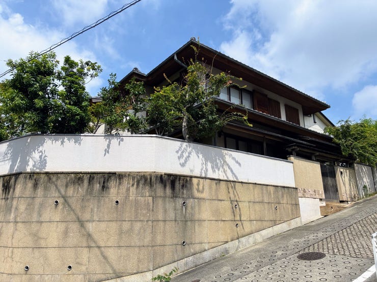【外観】
名古屋の閑静な邸宅街、瑞穂区下山町に佇む和モダンな邸宅。高台の立地を活かした重厚感のある門構えと、プライバシーに配慮された美しい外構が魅力です。