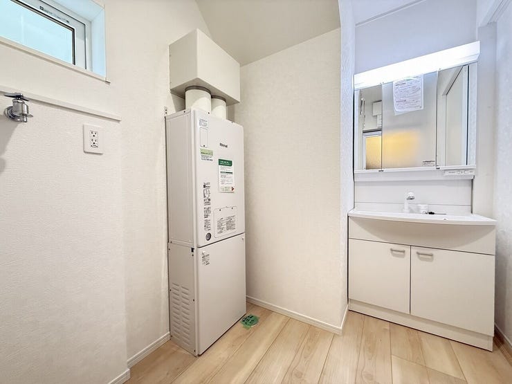 鏡裏収納付きで、洗面用品や小物類もすっきり整理整頓♪
生活感を抑えた清潔感ある洗面スペースを保てます!