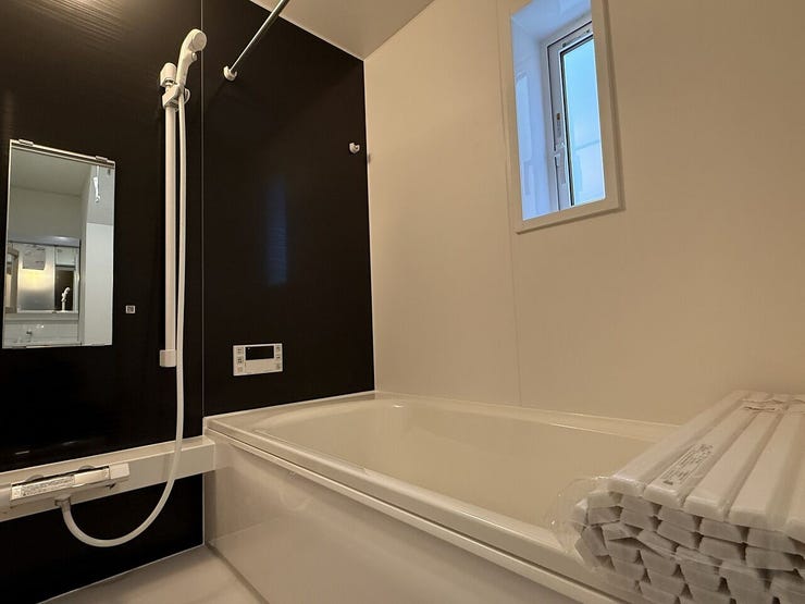 浴室に窓を設けた、開放感のあるバスルーム♪
自然光が差し込み、明るく心地よい空間です!