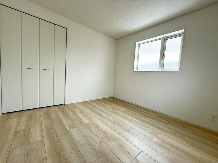 大きな窓から自然光が差し込み、日中は照明いらずの心地よい空間です♪