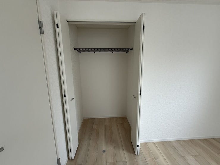 使い勝手の良いクローゼット付きで、衣類や季節物もすっきり収納でき、お部屋を広くお使いいただけます!