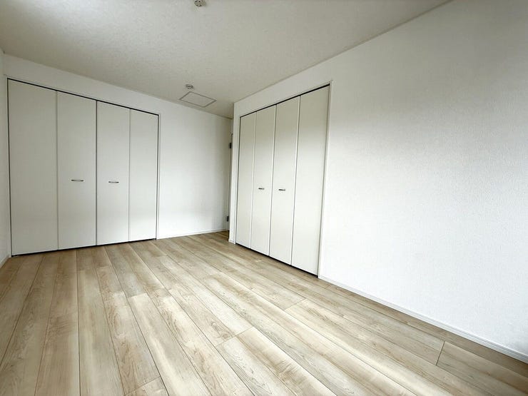 バルコニーへ出入り可能な窓付き♪通風・採光ともに良好で、心地よいプライベート空間を実現しますび