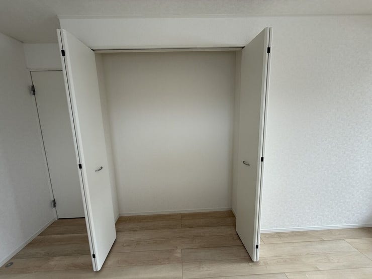 大容量クローゼットを完備!衣類や季節物もすっきり収納でき、お部屋を広く使えます!