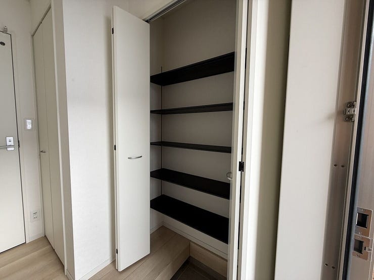 高さのあるシューズボックスで、ブーツや長靴も収納可能!
季節物もまとめて整理できます♪