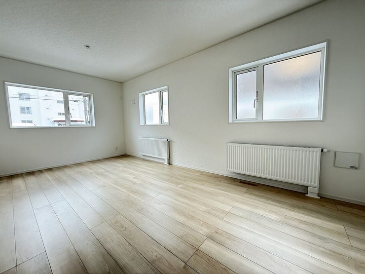 三面からの採光により、日中は照明いらずの明るさです!