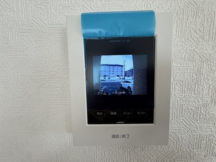 来訪者を映像で確認できるモニター付きインターフォンを完備!
室内から相手の顔を確認できるため、防犯面でも安心です♪
