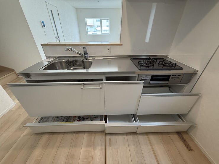 調理器具や食器、ストック品もすっきり整理でき、生活感を抑えた空間を保てます♪