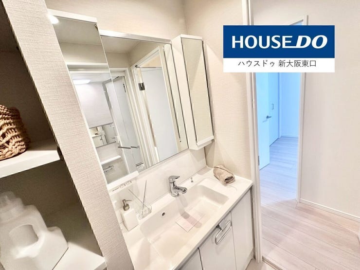 三面鏡タイプの独立洗面台。