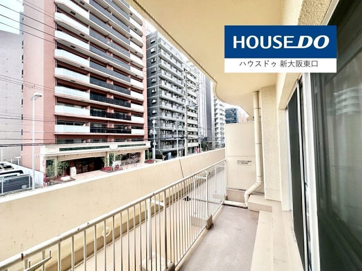 バルコニーからの眺め
比較的交通量の少ない通りに面しています。