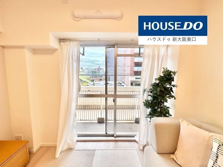 5.8帖洋室は天井が高く南向きなのでとても快適です。