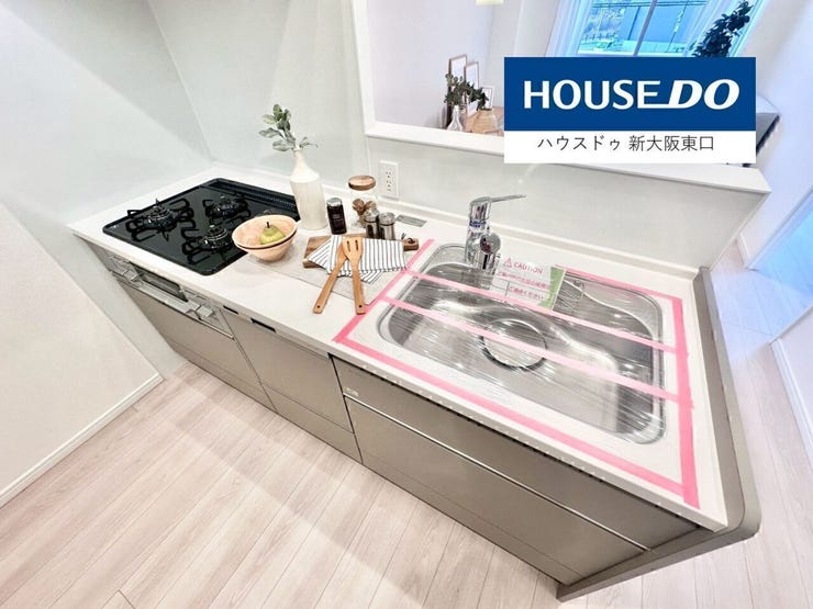 人工大理石造のおしゃれなシステムキッチン