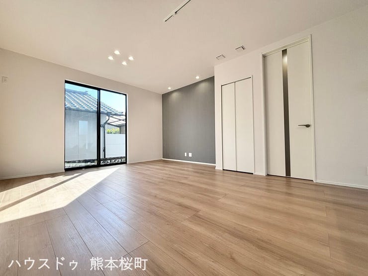 ■安らぎと笑顔の中心地■陽光が優しく降り注ぎ、会話が自然と弾む。ここでは、毎日が特別な時間へと変わります。