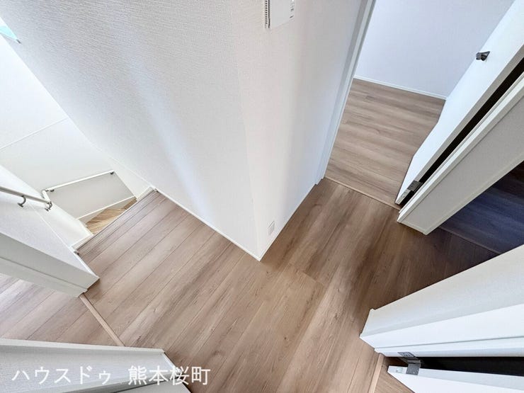 ■暮らしを繋ぐ、明るい動線■採光窓から光が差し込み、足元を優しく照らす。安全で快適な、家族の生活を支える縦の繋がりです。