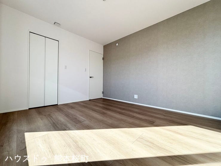 ■2階7帖洋室■寝室、書斎、趣味の部屋。家族の成長やライフスタイルに合わせ、様々な使い方ができる快適な空間です。