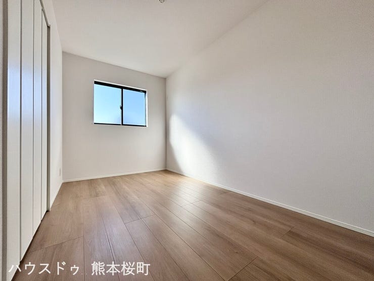 ■2階5.7帖洋室■寝室、書斎、趣味の部屋。家族の成長やライフスタイルに合わせ、様々な使い方ができる快適な空間です。