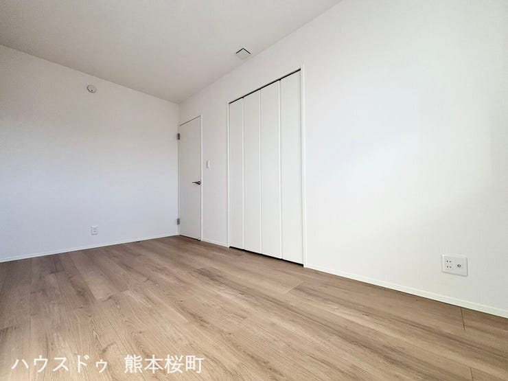 ■2階5.7帖洋室■寝室、書斎、趣味の部屋。家族の成長やライフスタイルに合わせ、様々な使い方ができる快適な空間です。