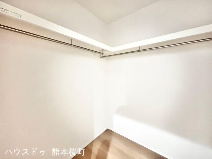 ■暮らしを整える魔法の場所■1階ファミリークローゼット。必要なものを必要な場所に。家全体で考えられた収納計画が、ゆとりある生活を実現します。