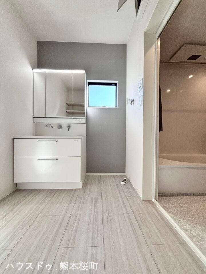 ■清々しいリフレッシュ空間■自分を磨き、気持ちを切り替える。心地よい光が差し込むプライベートスペース。