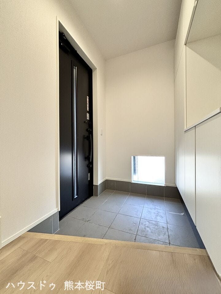 ■「ただいま」の安堵をくれる場所■訪れる人を迎え入れ、帰るたびにホッと一息つける、明るく機能的なエントランス。