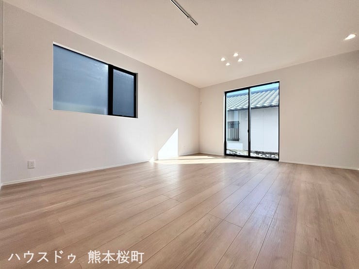 ■安らぎと笑顔の中心地■陽光が優しく降り注ぎ、会話が自然と弾む。ここでは、毎日が特別な時間へと変わります。