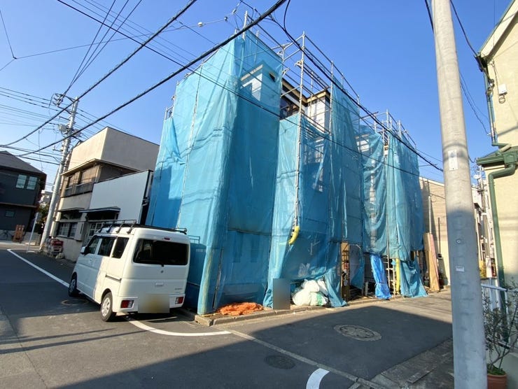 角から2件目がB棟です。