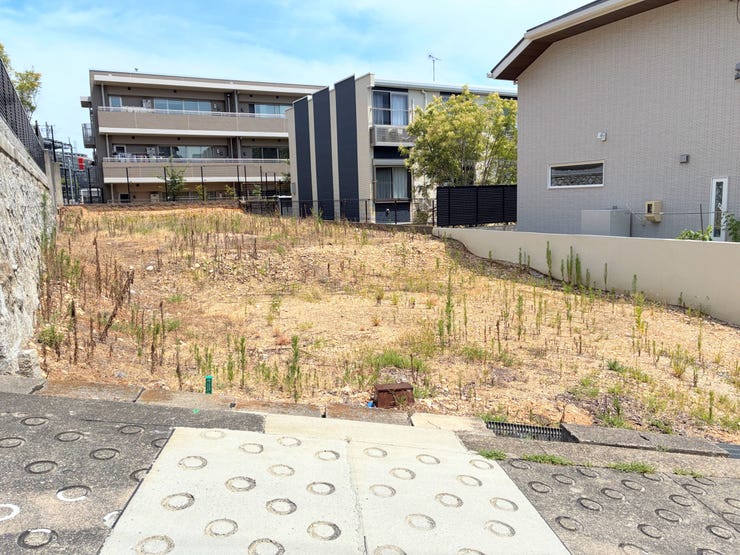 【外観】
美しい街並みが広がる月見ヶ岡に、87坪の土地が登場