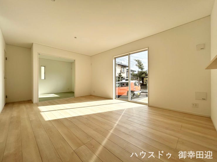 ■安らぎと笑顔の中心地■陽光が優しく降り注ぎ、会話が自然と弾む。ここでは、毎日が特別な時間へと変わります。