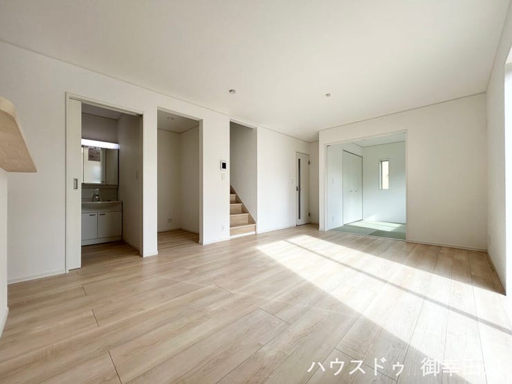 ■安らぎと笑顔の中心地■陽光が優しく降り注ぎ、会話が自然と弾む。ここでは、毎日が特別な時間へと変わります。